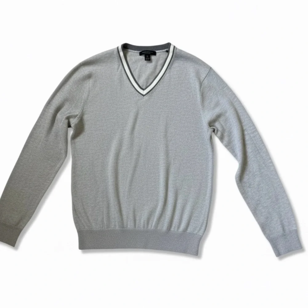 Banana Republic Men's Gray V-Neck Sweater prep core look